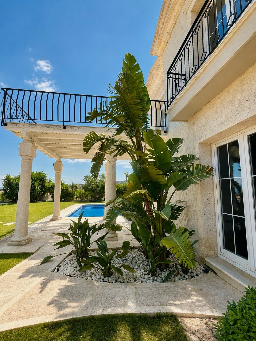 Havuz manzaralı villa terası